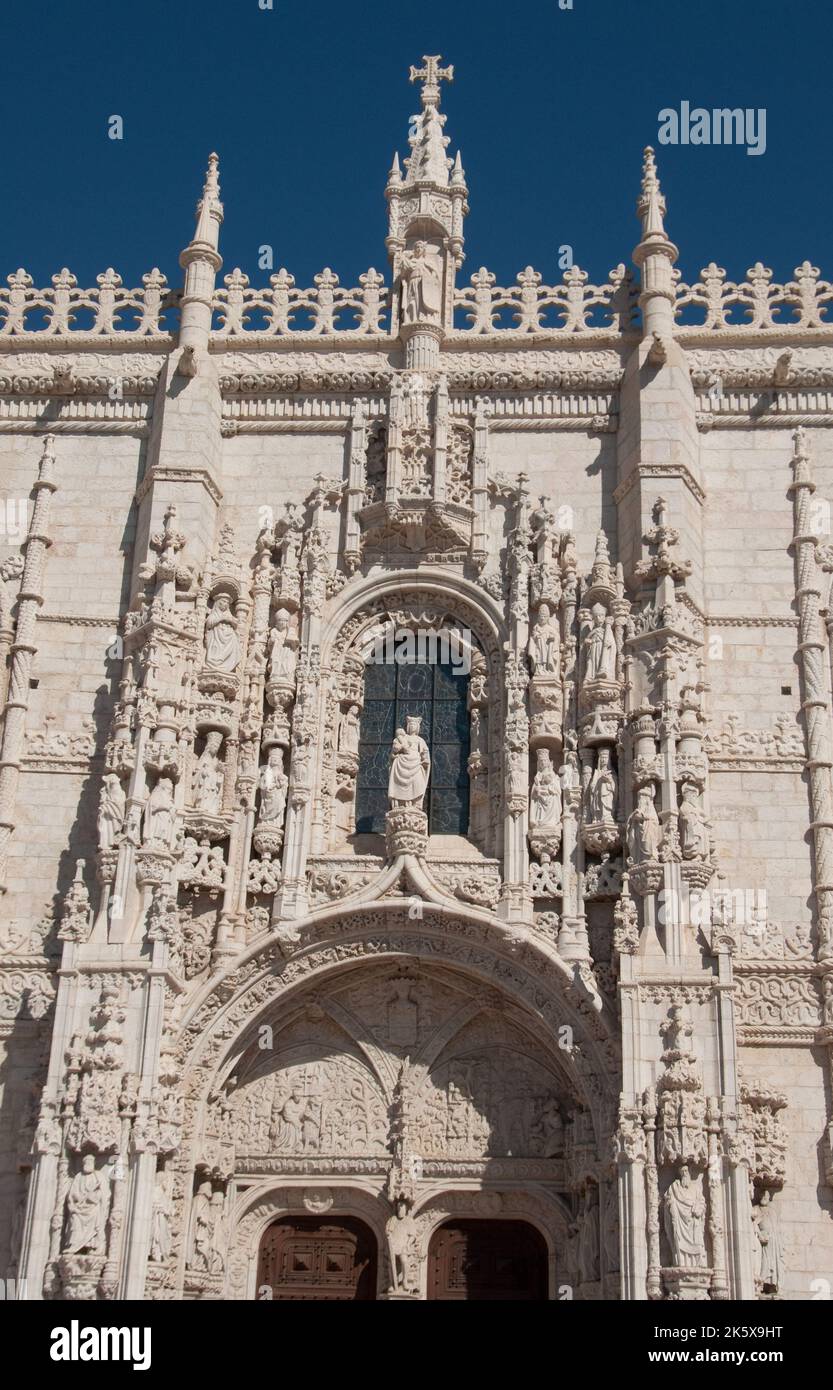 Detail aus einer Türeinfassung, Mosteiro de Jeronimos, Detail einer kunstvollen Skulptur im Manuelinstil, Belem, Lissabon, Portugal Stockfoto