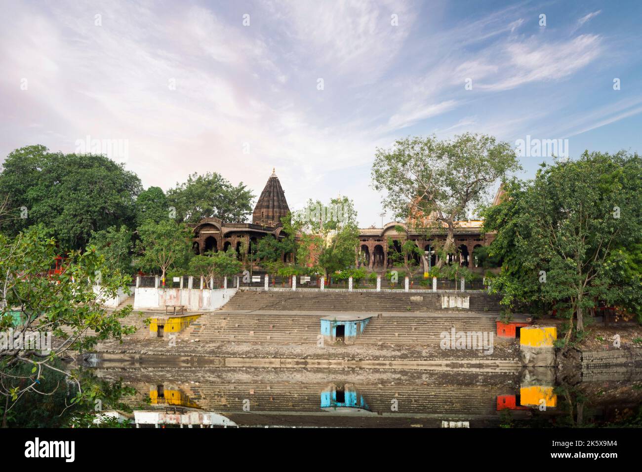 Flussansicht von Krishnapura Chhatri, Indore, Madhya Pradesh. Indische Architektur. Alte Architektur des indischen Tempels. Stockfoto