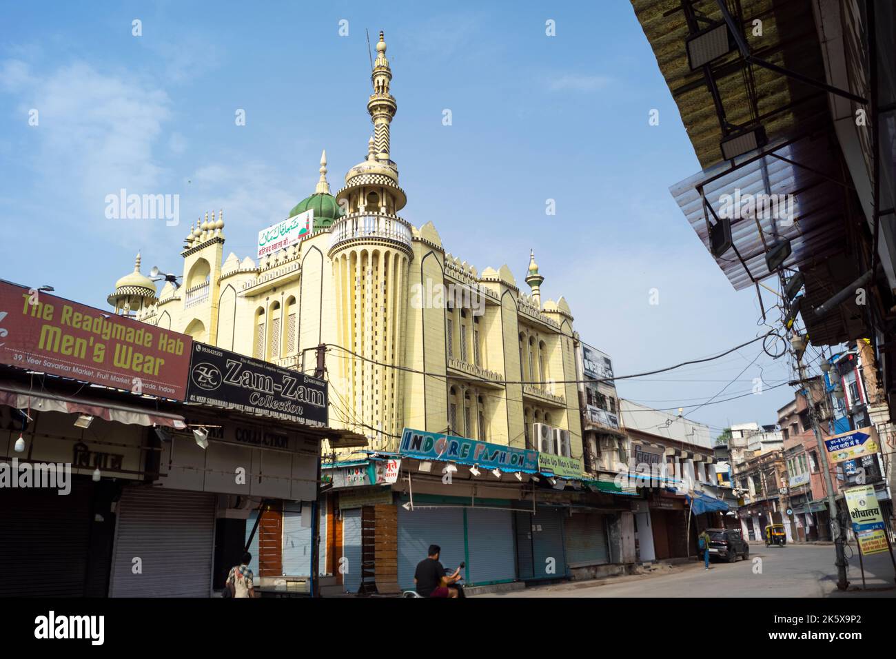Khala Maa Masjid, Indore, Madhya Pradesh. Auch bekannt als Fruit Market Masjid. Indische Architektur. Alte Architektur des indischen Tempels. Stockfoto