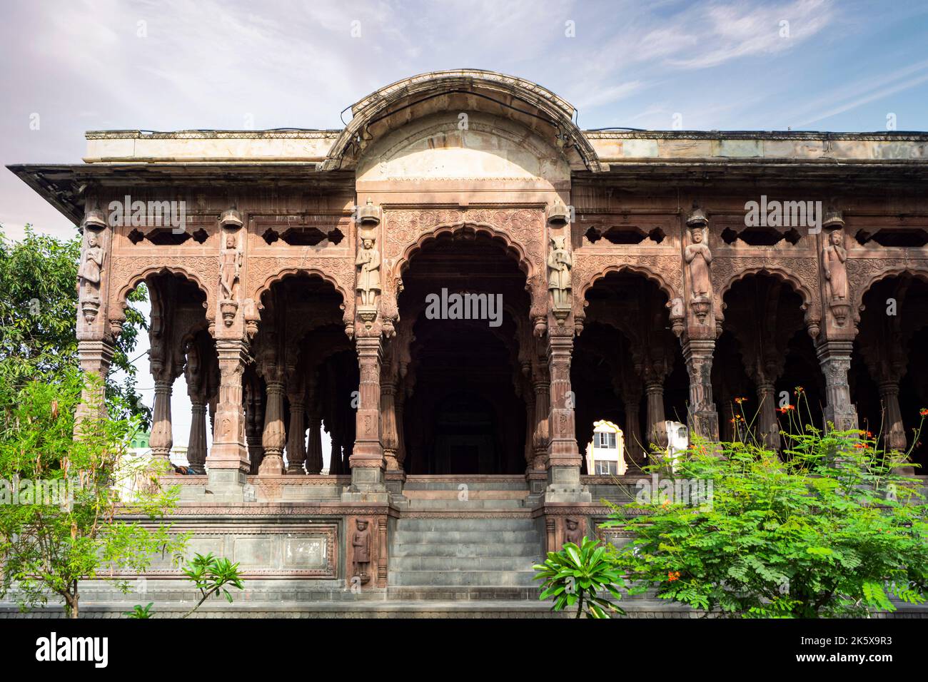 Säulen und Bögen von Krishnapura Chhatri, Indore, Madhya Pradesh. Indische Architektur. Alte Architektur des indischen Tempels. Stockfoto