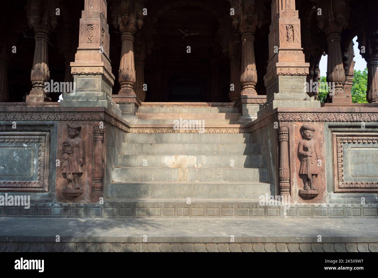 Eingangstreppe willkommen Skulpturen von Krishnapura Chhatri, Indore, Madhya Pradesh. Indische Architektur. Alte Architektur des indischen Tempels. Stockfoto