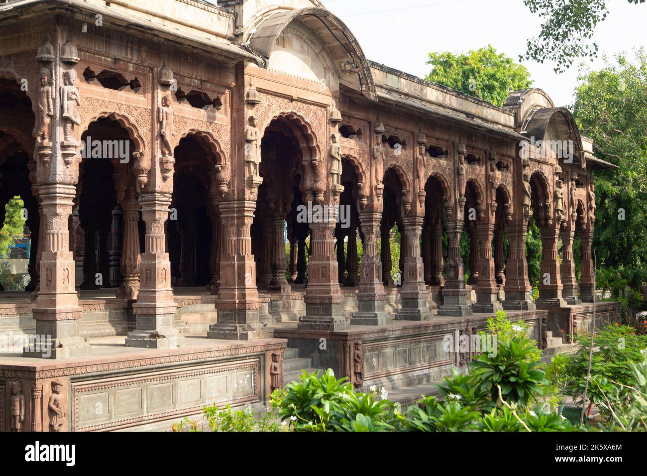 Säulen und Bögen von Krishnapura Chhatri, Indore, Madhya Pradesh. Indische Architektur. Alte Architektur des indischen Tempels. Stockfoto