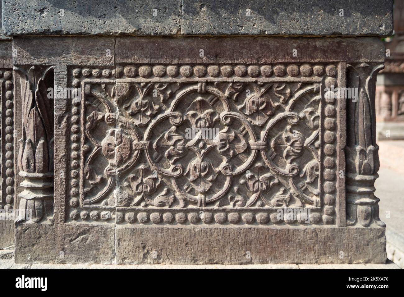 Dekorative Wandskulpturen von Krishnapura Chhatri, Indore, Madhya Pradesh. Indische Architektur. Alte Architektur des indischen Tempels. Stockfoto
