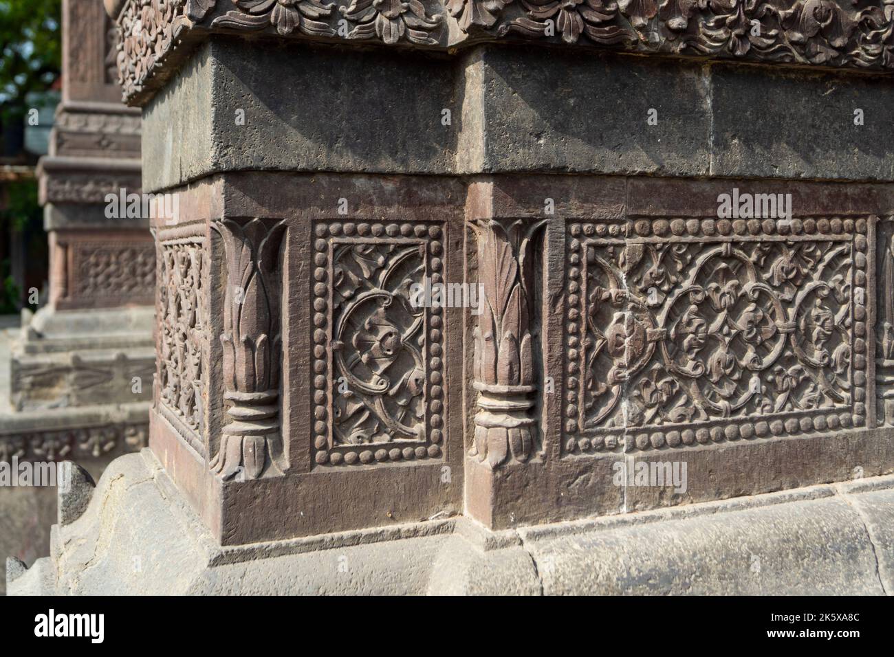 Dekorative Wandskulpturen von Krishnapura Chhatri, Indore, Madhya Pradesh. Indische Architektur. Alte Architektur des indischen Tempels. Stockfoto