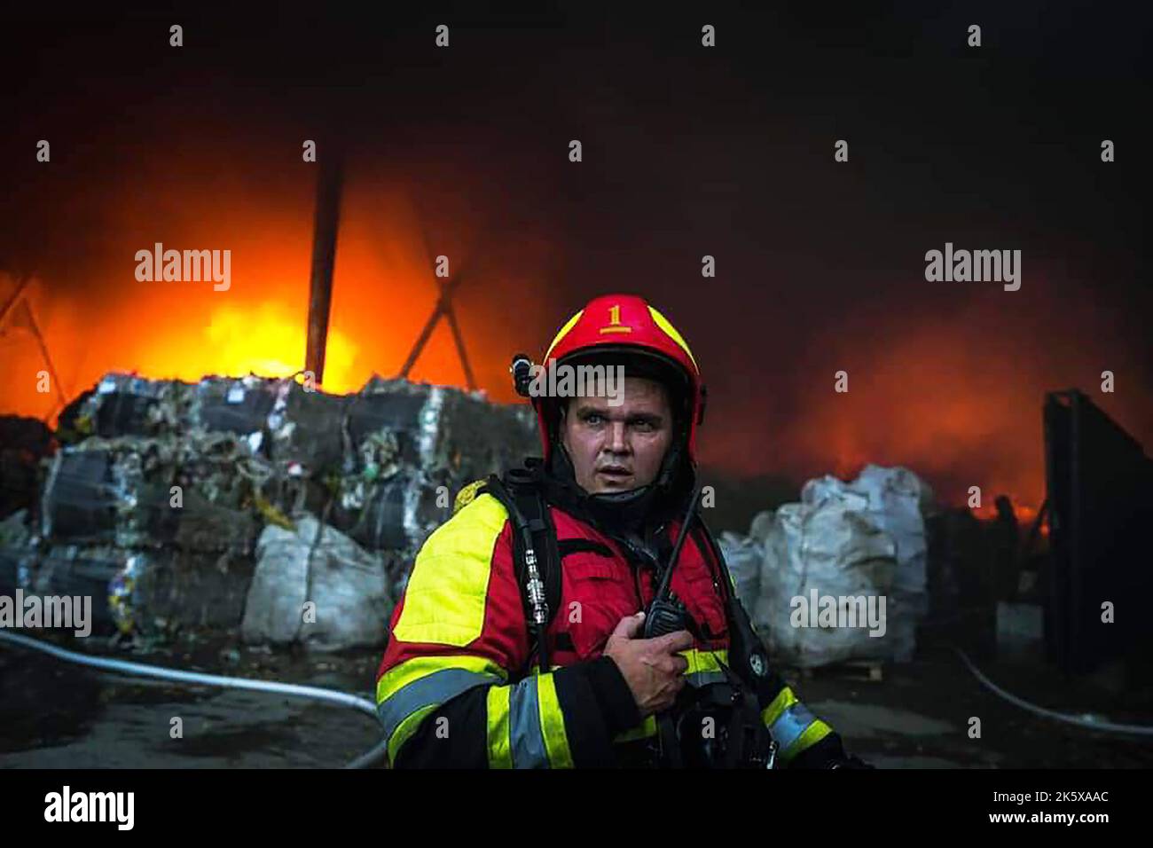 Kiew, Ukraine. 10. Oktober 2022. Die Feuerwehrleute des Staatlichen Notdienstes (DSNS) arbeiten daran, das Feuer, das am 10. Oktober 2022 in einem Lagerhaus ausbrach, zu löschen, nachdem mehrere Explosionen Kiew, Ukraine, getroffen hatten. Mindestens fünf Menschen wurden bei russischen Raketenangriffen auf die ukrainische Hauptstadt Kiew getötet und 12 verletzt, teilte die Polizei mit. Foto von State Emergency Service of Ukraine /UPI Kredit: UPI/Alamy Live News Stockfoto