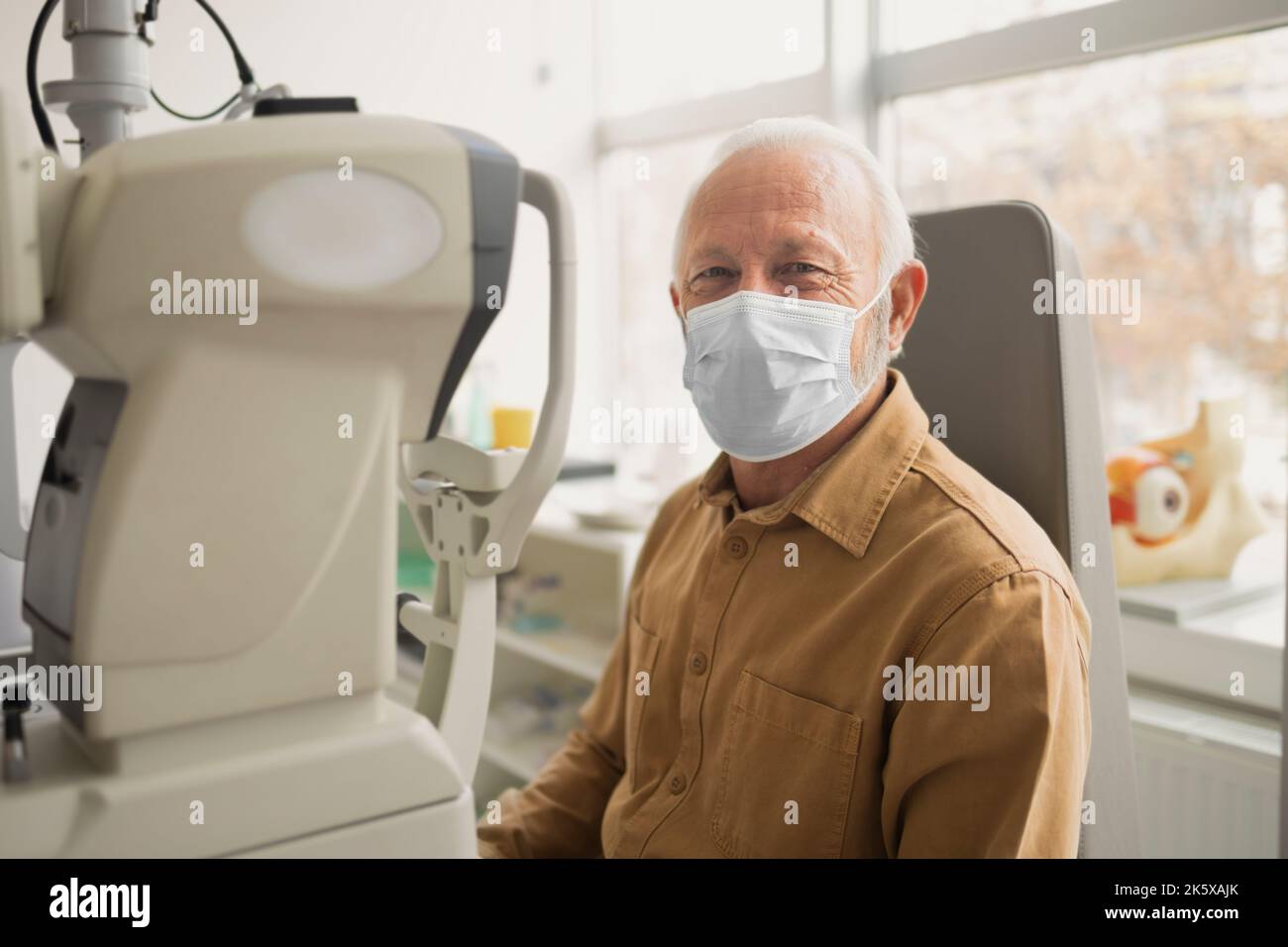 Älterer Mann mit professioneller Sanitäterbetreuung Stockfoto