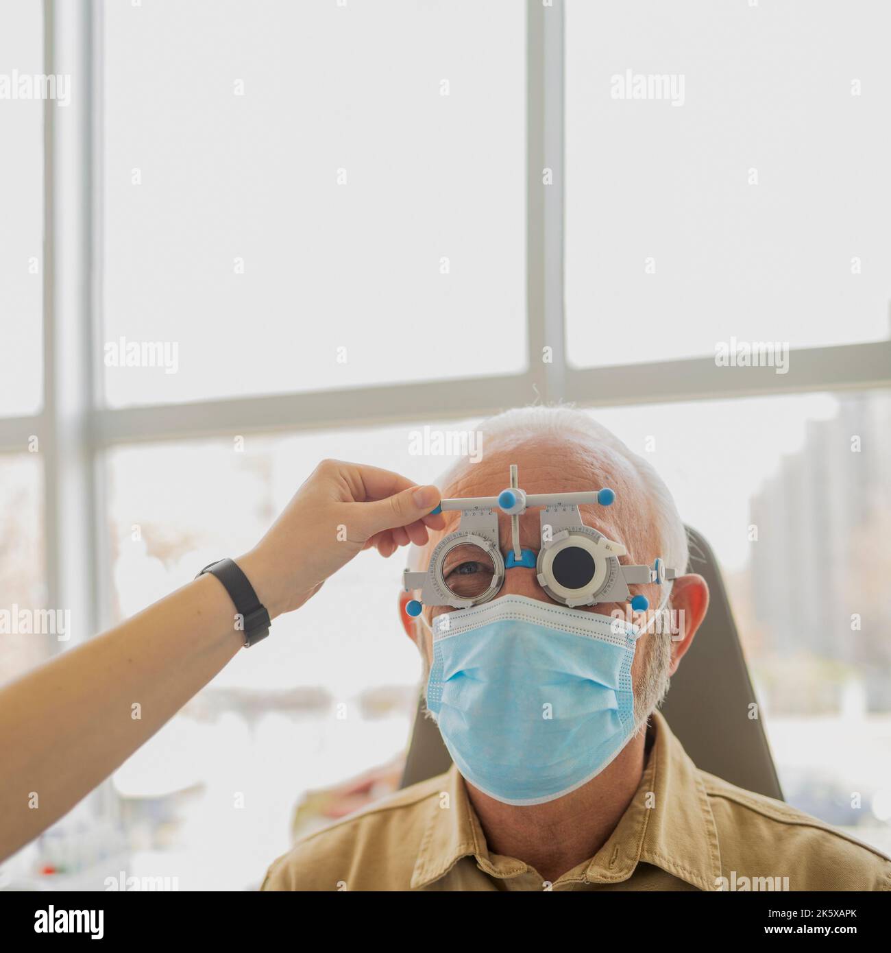 Älterer Mann mit professioneller Sanitäterbetreuung Stockfoto