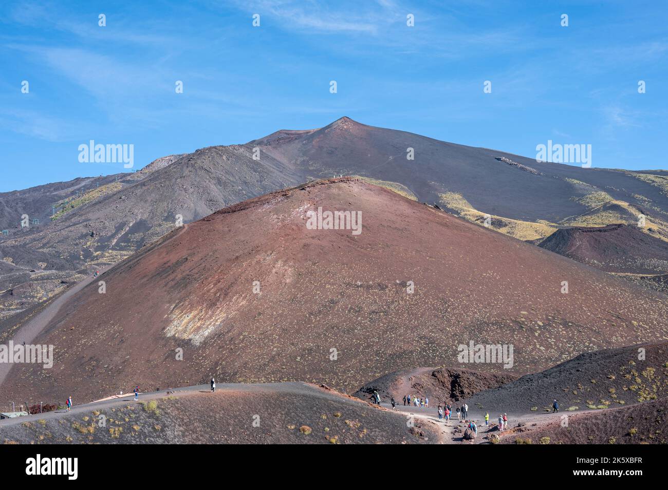 Ätna, Italien - 09-15-2022: Der wunderschöne Vulkan Ätna mit seinen Silvestri-Kratern Stockfoto