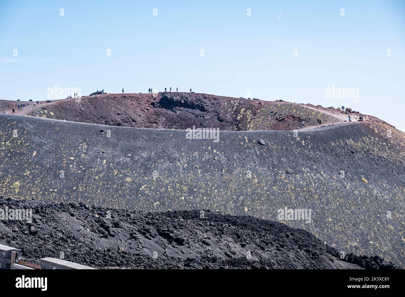 Ein Silvestre-Krater des Vulkans Ätna mit Menschen am Krater Stockfoto