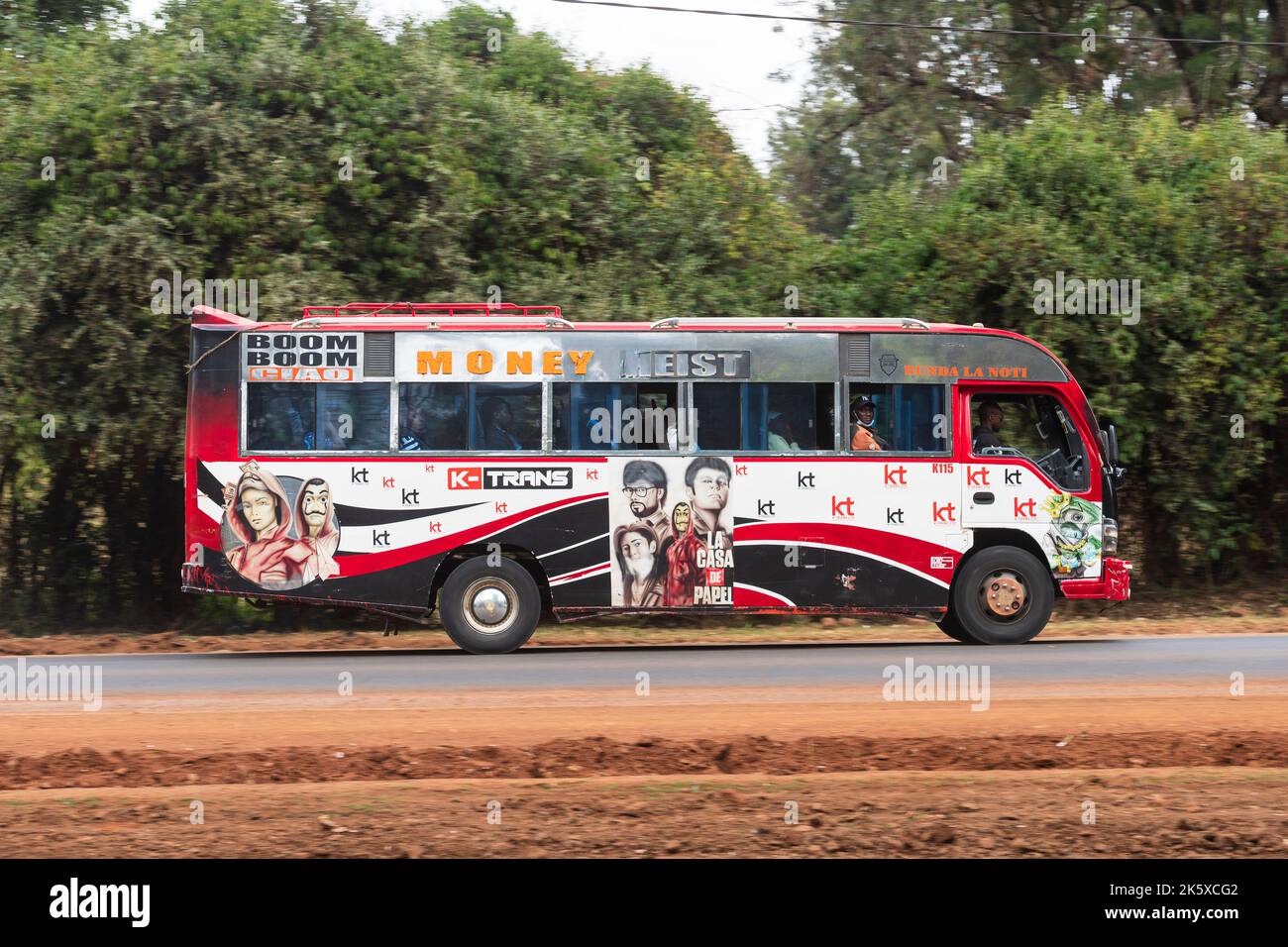 Ein Bus mit kundenspezifischer Lackierung, der entlang der Ngong Straße in der Nähe der Kreuzung mit Oloolua Close fährt. Viele Busse in Nairobi haben Sonderlackierung, eine große Reichweite o Stockfoto