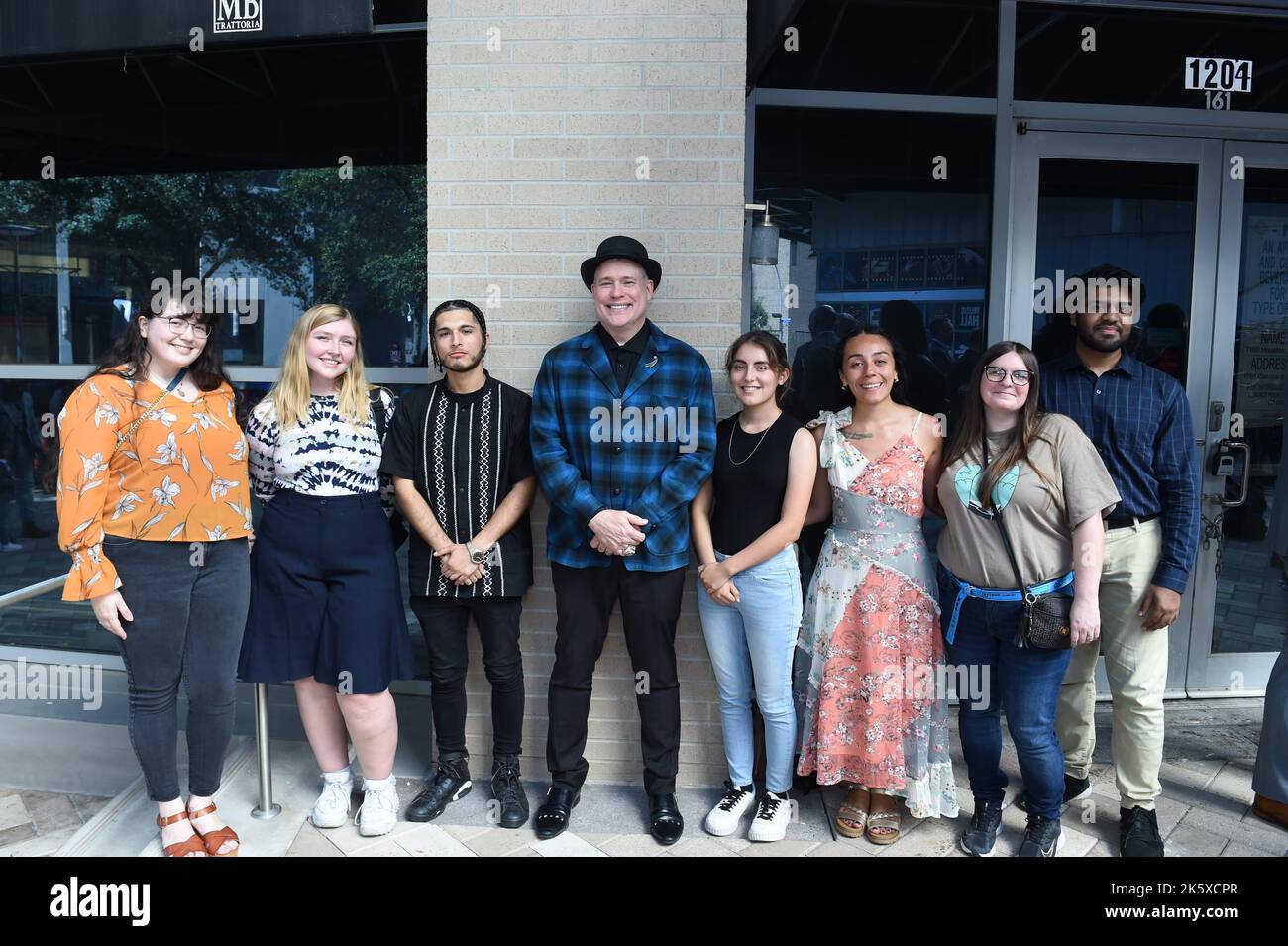 Die Künstlerin Opie Otterstad aus Houston und Studenten der University of Houston, die während des Harris County Hou an der Schaffung des Fountain of Champions mitgewirkt haben Stockfoto
