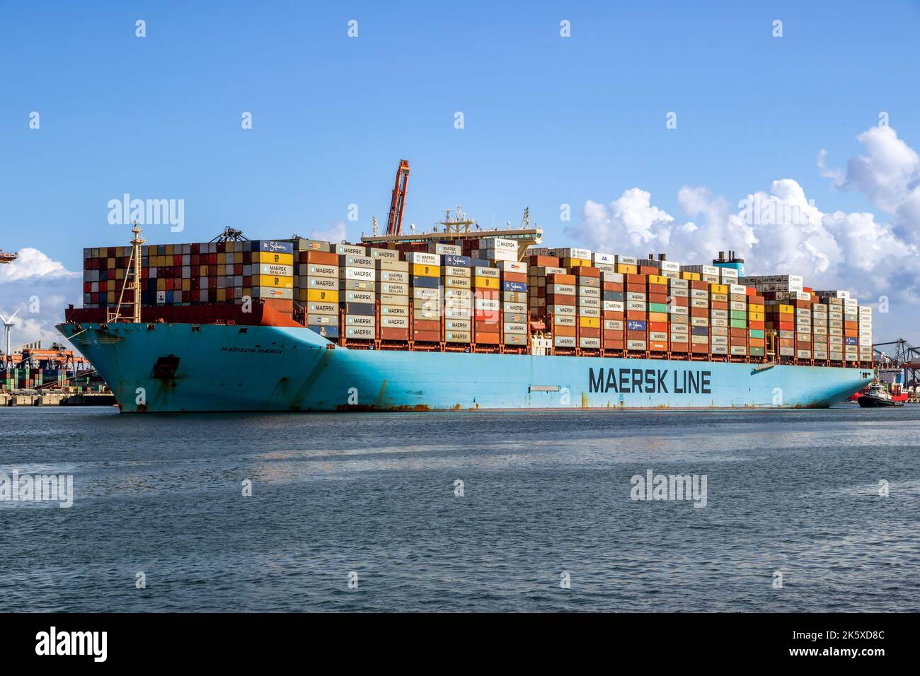 Das Containerschiff Madison Maersk, eines der größten Very Large Container Schiffe (VLCV) der Welt, gelangt in die Maasvlakte 2 im Hafen von Rotterdam Stockfoto