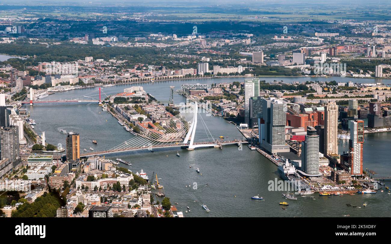 Luftaufnahme der Erasmus-Brücke und der Hochhäuser in Kopvan Zuid. Rotterdam, Niederlande - 2. September 2017 Stockfoto