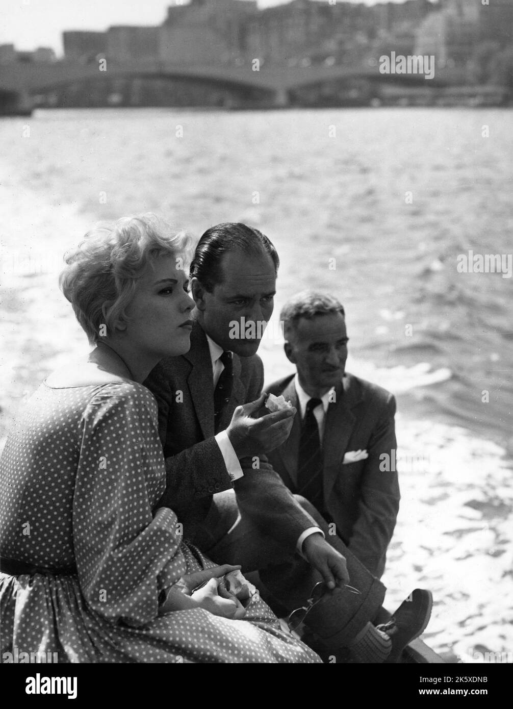 KIM NOVAK in London an der Themse im Mai 1956, als sie in England zur Premiere DES EDDY DUCHIN STORY 1956 Regisseur GEORGE SIDNEY an der Blackpool Opera House Publicity für Columbia Picters war Stockfoto