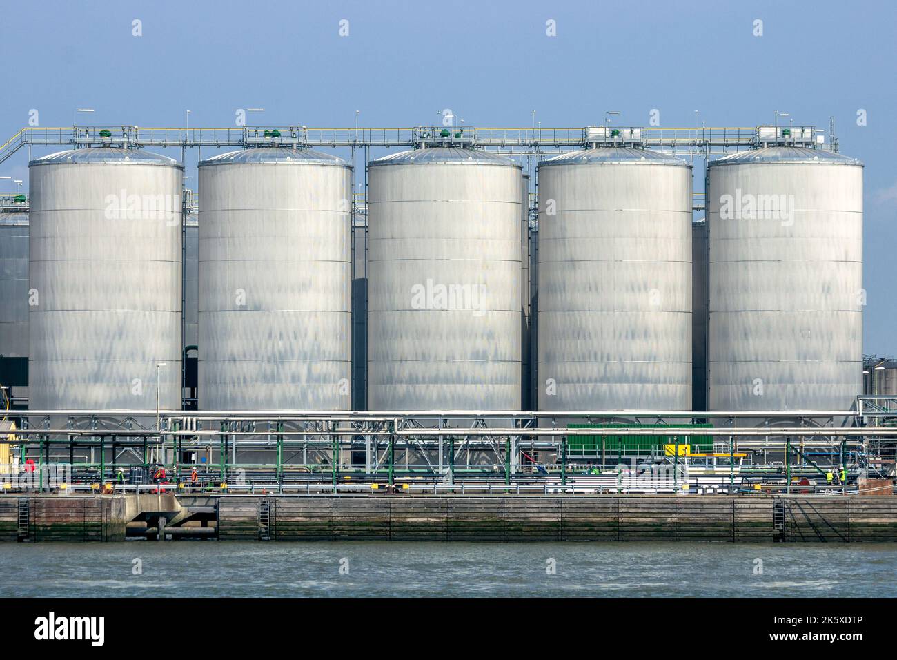Öllagertanks in einer petrochemischen Industrie Stockfoto