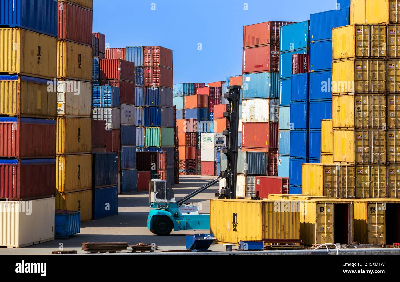 Die Container werden im Hafen von Rotterdam gestapelt. Niederlande - 1. August 2014 Stockfoto