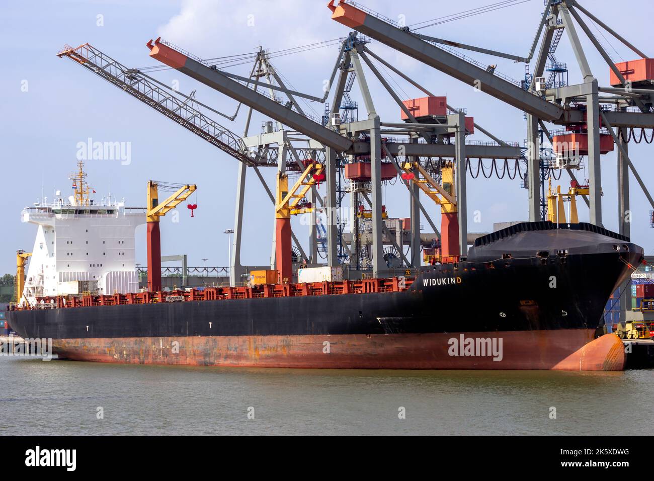 Leeres Containerschiff Widukind vertäut im Hafen von Rotterdam, Niederlande - 1. August 2014. Stockfoto