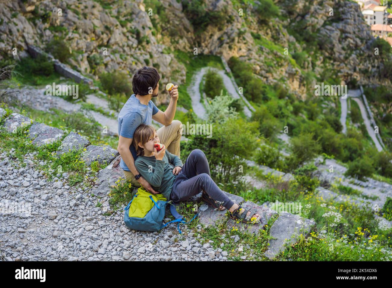 Familienreise - Vater und Sohn wandern in den Bergen von Montenegro, Kotor Stockfoto