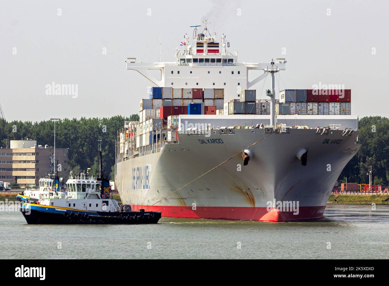 Containerschiff der Deutschen Afrika-Linien wird am 1. August 2014 im Hafen von Rotterdam, Niederlande, abgeschleppt. Stockfoto