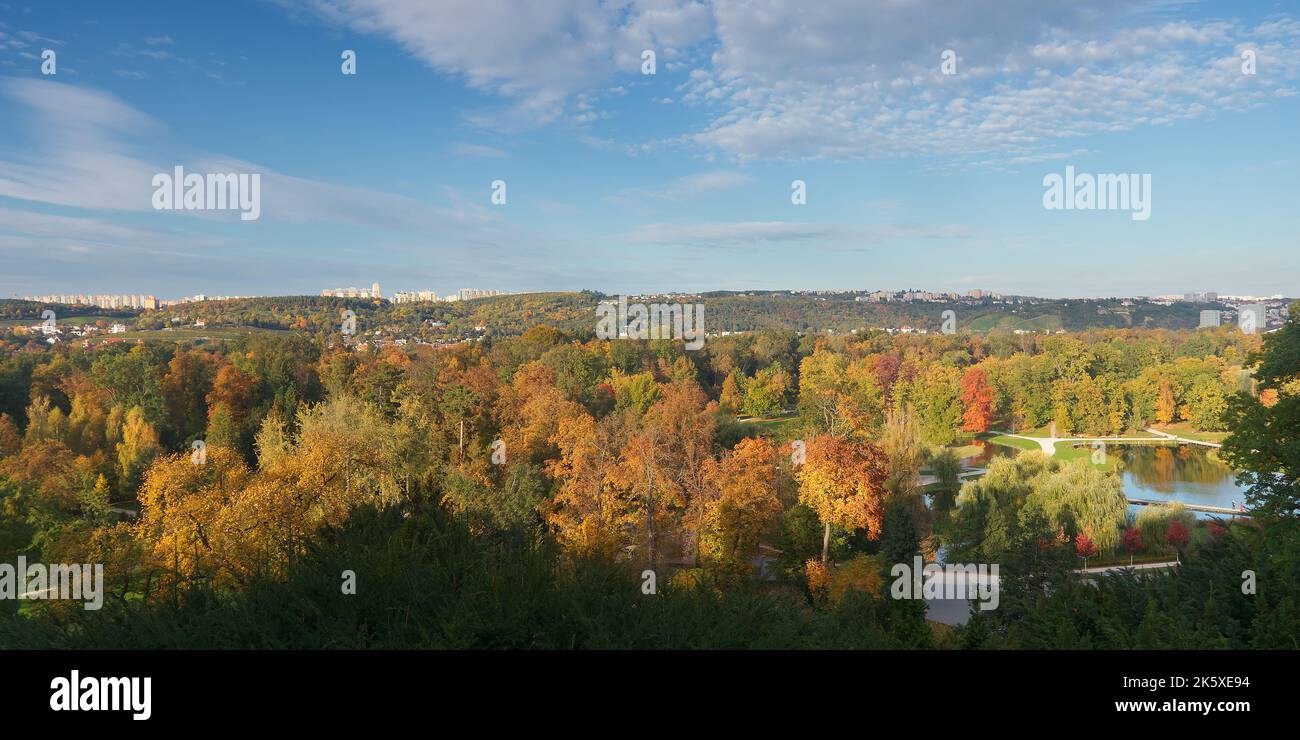 Prager Skyline mit dem Naturpark Königliches Wildreservat, auf dem Hügel links vom Zentrum befindet sich der Weinberg des Bezirks Troja und auf dem Hor Stockfoto