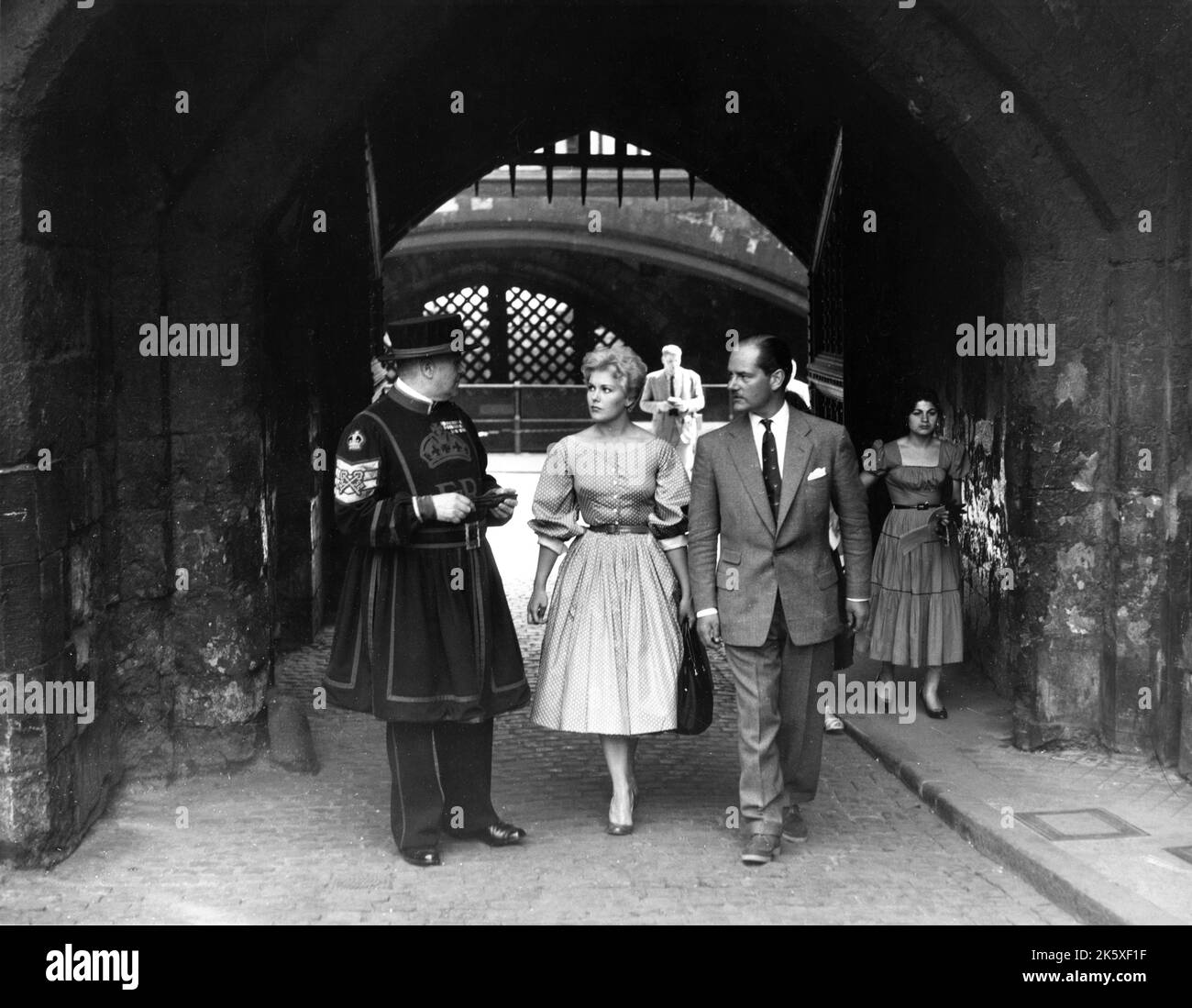 KIM NOVAK in London besuchte im Mai 1956 den Tower of London, als sie in England zur Premiere DES EDDY DUCHIN-REGISSEURS GEORGE SIDNEY aus dem Jahr 1956 in der Öffentlichkeitsarbeit des Blackpool Opera House für Columbia Picters war Stockfoto