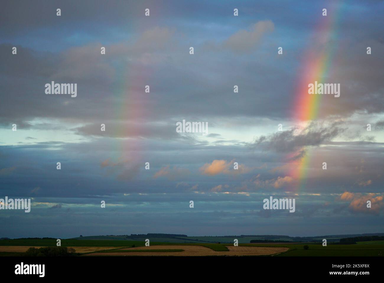 Doppelter Regenbogen Über Dem Horizont In Wiltshire Stockfoto
