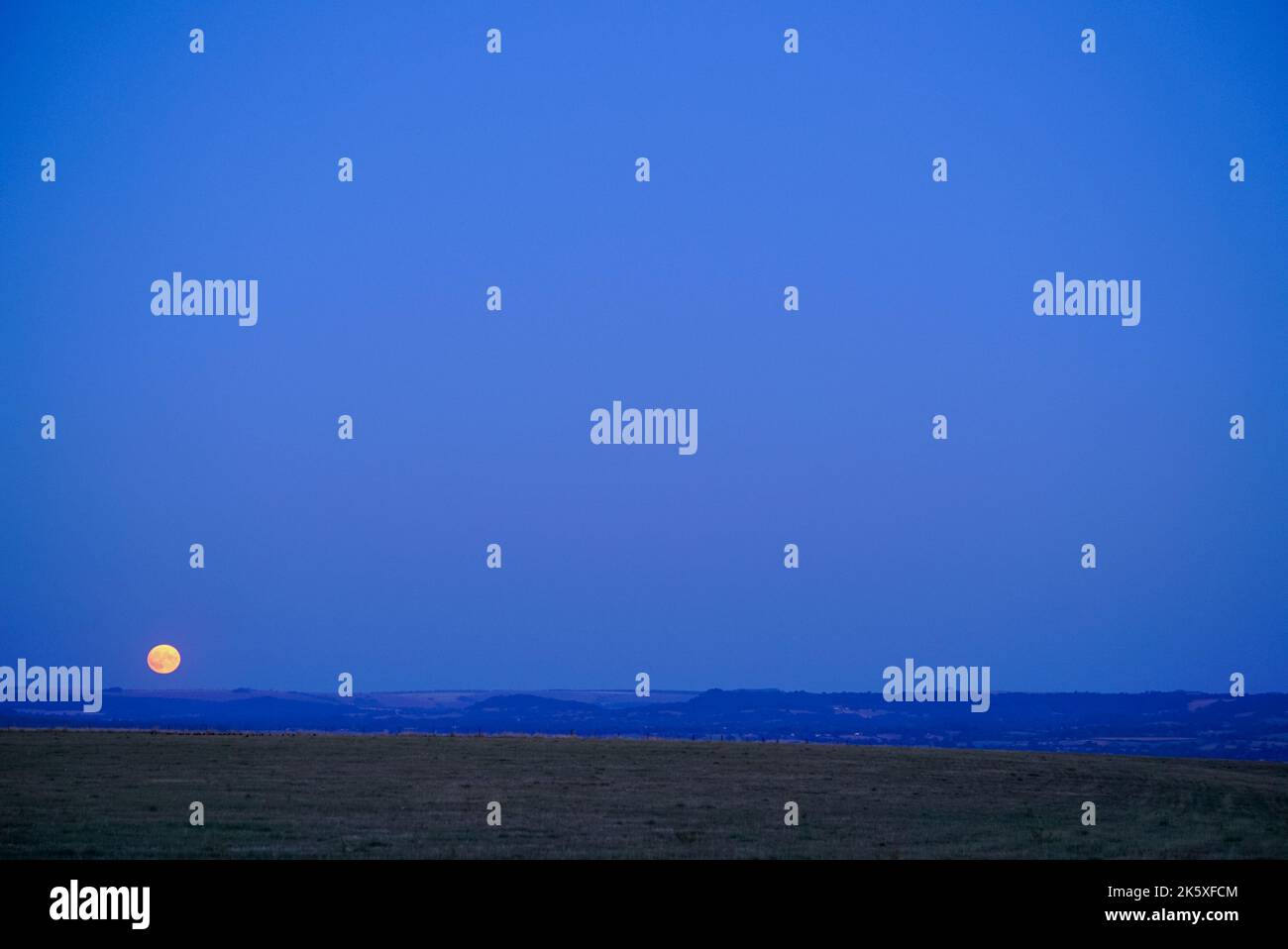 Vollmondaufgang in Cranborne Chase AONB Stockfoto