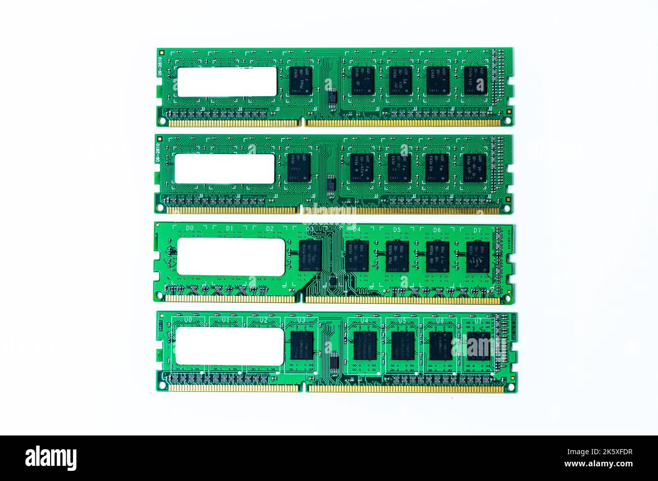 Computerspeicherkarte Close up Speichersockel an Bord Computerserver RAM auf weißem Hintergrund . System, Hauptspeicher, Random Access Memory, onboard, com Stockfoto