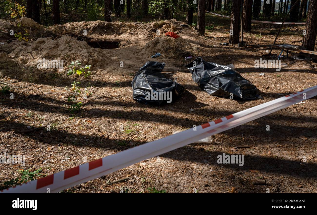 Borova, Ukraine. 07. Oktober 2022. Zwei Leichen werden in einer Grube gefunden. Erste Untersuchungen haben ergeben, dass Menschen in einer 4 Meter tiefen Grube festgehalten wurden. Ukrainische Truppen machten Aufstieg nach Osten und befreiten weitere Siedlungen in der Region Charkiw. Es wurde gesagt, dass das Dorf Borova im Bezirk Izuim am 3.. Oktober befreit wurde. Kredit: SOPA Images Limited/Alamy Live Nachrichten Stockfoto