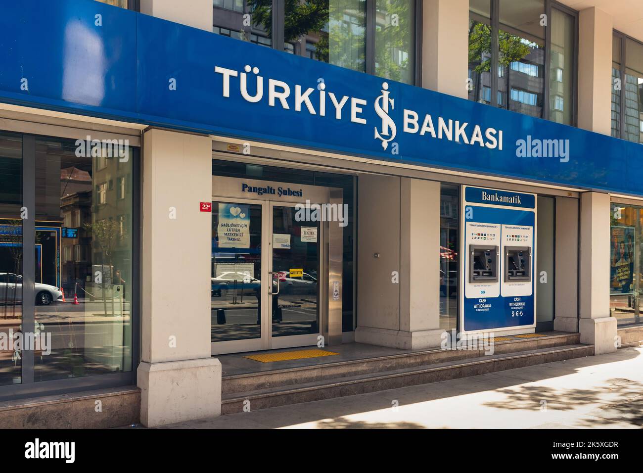 Ansicht der Zweigstelle einer nationalen Privatbank in der Türkei. Das Bild wurde auf der Halaskargazi Avenue im Stadtteil Sisli in Istanbul aufgenommen. Stockfoto