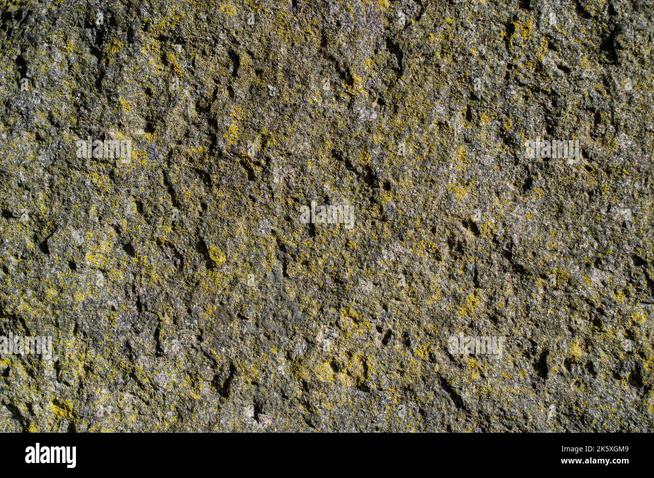 Alte verwitterte Naturstein Textur Alte grungy Wand - Sandstein Oberfläche Hintergrundstruktur von natürlichen Felsen Granit, magmatische Struktur mit Quart Stockfoto