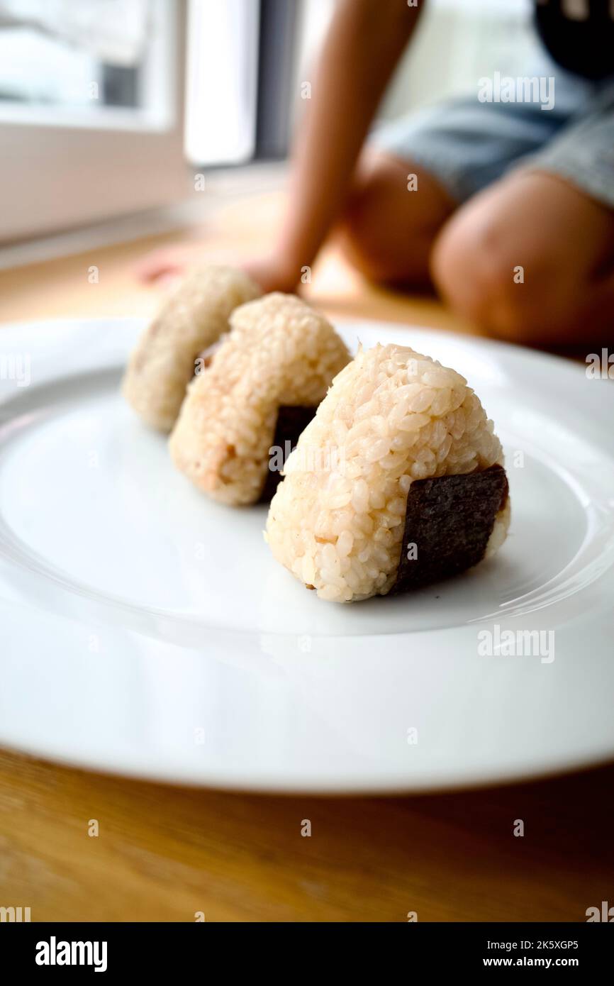 Onigiri, auch bekannt als Omusubi, Nigirizushi oder Reiskugel, ist ein japanisches Essen aus weißem Reis, der in dreieckige Formen geformt wurde. Stockfoto