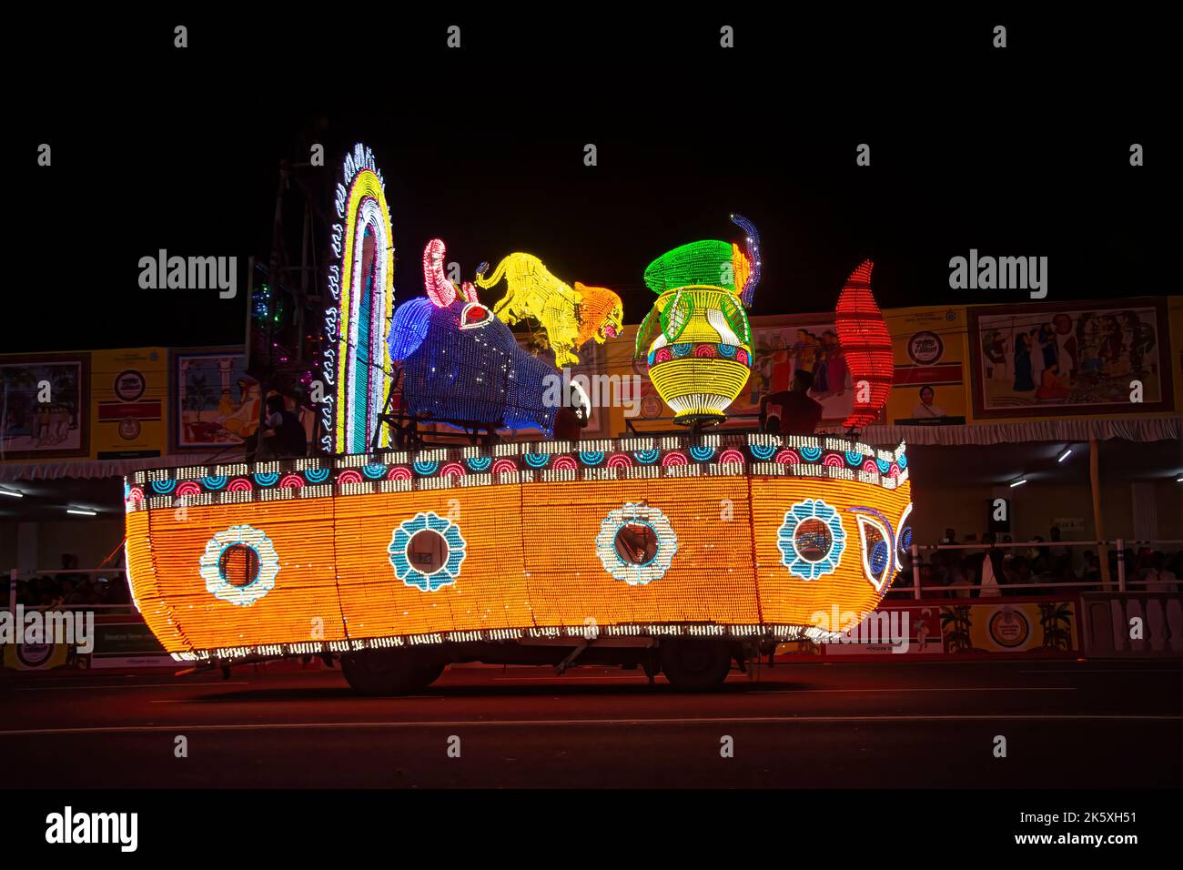 led-Beleuchtung im Puja-Karneval Stockfoto