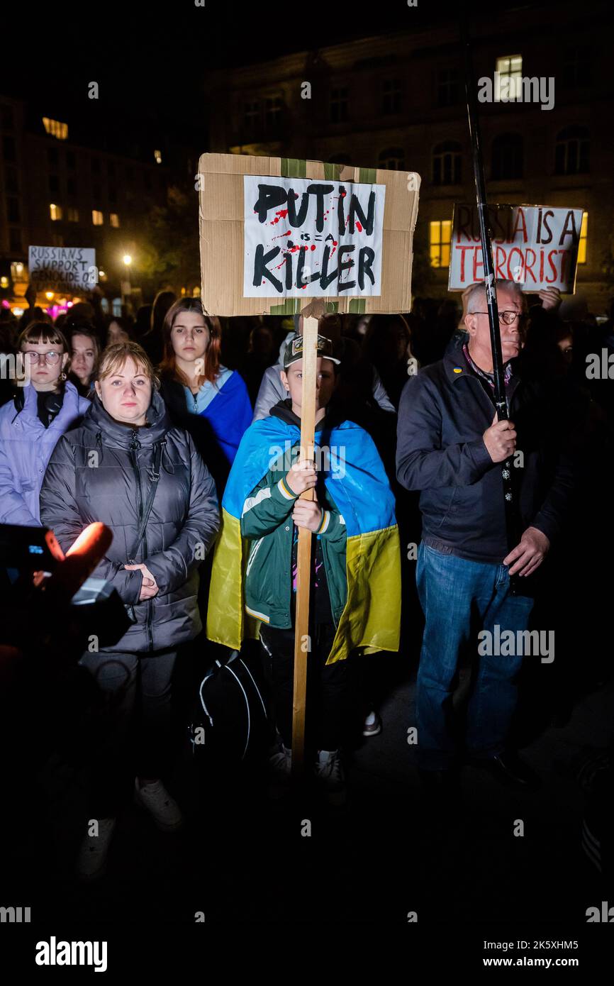 Berlin, Deutschland. 10. Oktober 2022. „Putin Killer“ steht auf einem Schild bei einer Kundgebung für Solidarität mit der Ukraine am Gendarmenmarkt. Quelle: Christoph Soeder/dpa/Alamy Live News Stockfoto