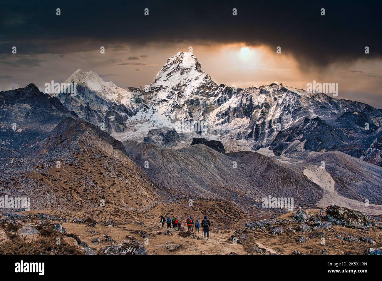 Everest Base Camp Trek Route. Atemberaubender und beeindruckender Gipfel des Ama Dablam - Wanderer im Vordergrund, Himalaya, Nepal Stockfoto