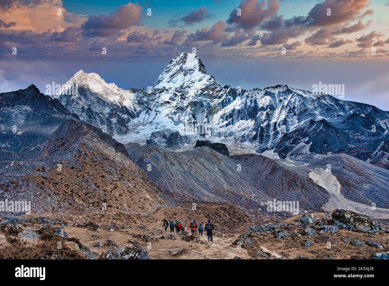 Everest Base Camp Trek Route. Atemberaubender und beeindruckender Gipfel des Ama Dablam - Wanderer im Vordergrund, Himalaya, Nepal Stockfoto