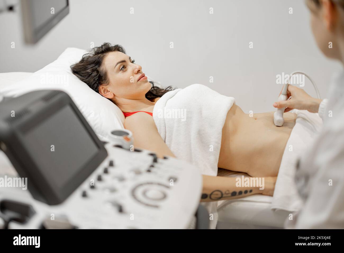 Frau während einer Ultraschalluntersuchung der Bauchhöhle Stockfoto