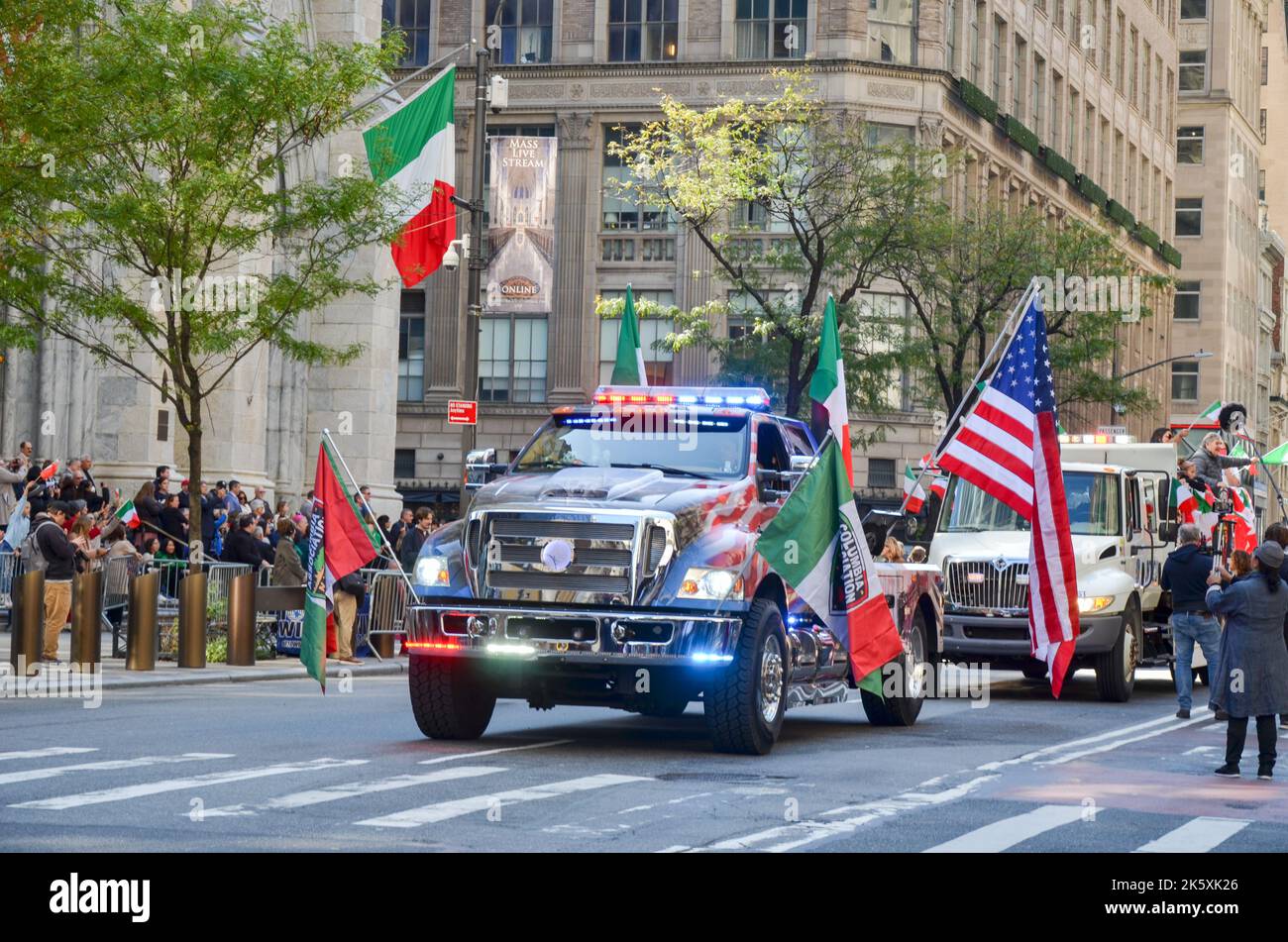 New York City, Usa. 10. Okt, 2022. Italienische New Yorker werden während der jährlichen Parade zum Tag des italienischen Kulturerbes entlang der Fifth Avenue in New York City gesehen, wie sie Flaggen schwenken. Kredit: Ryan Rahman/Alamy Live Nachrichten. Stockfoto