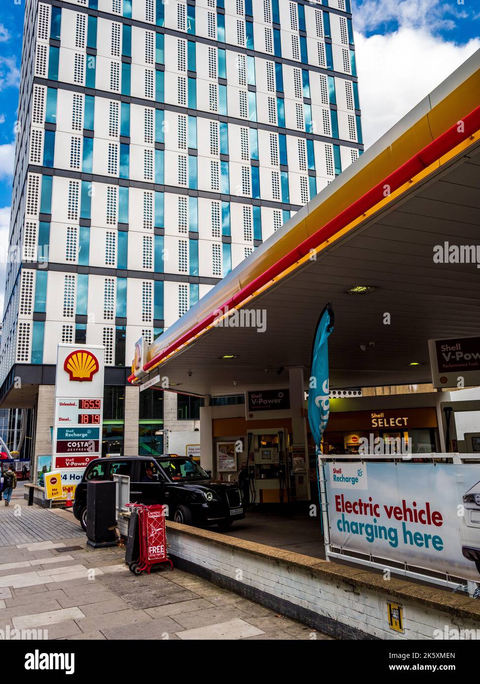 City Center Garage Tankstelle - Shell Tankstelle im Zentrum von London in der Nähe des Old Street Kreisel. Schilder Für Die Shell-Tankstelle. Stockfoto