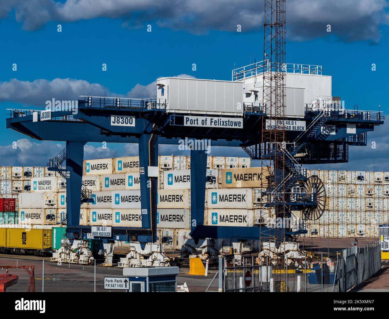 Maersk Kühlcontainer - Kühlcontainer sind ISO-Transportbehälter mit einer integrierten Kühleinheit, AKA Reefers. Stockfoto