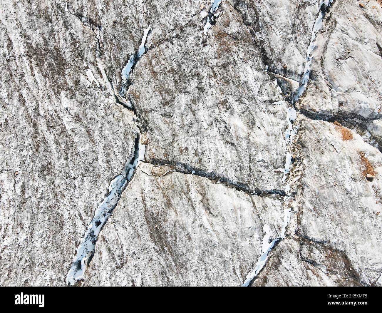 Schöne Landschaft des Eisgletschers mit Riss in der Nähe von Almaty Stadt, Kasachstan. Luftaufnahme mit Drohne von oben nach unten im Freien Stockfoto