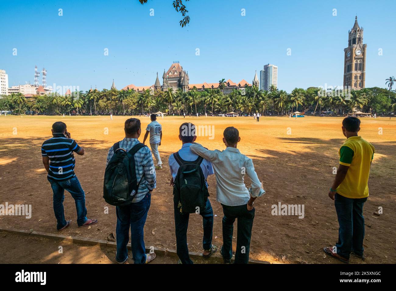 Einheimische beobachten Cricket auf dem Oval Maidan in Mumbai / Bombay, Indien Stockfoto