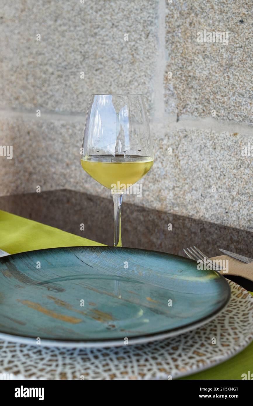 Albariño köstlicher Weißwein aus der Region Galicien im Nordwesten Spaniens, Verkostung auf der Terrasse eines Restaurants am Meer in Galicien Stockfoto