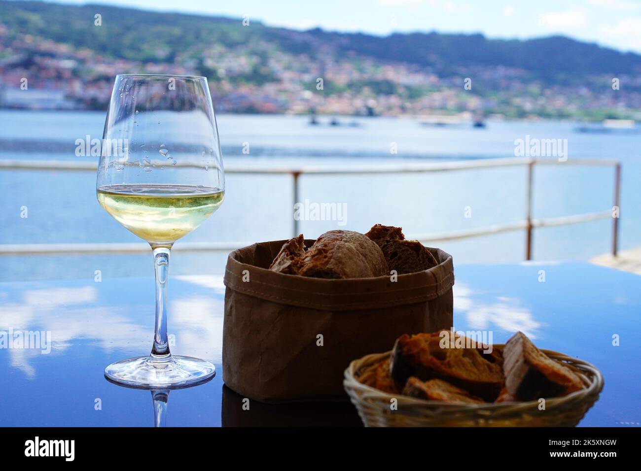 Albariño köstlicher Weißwein aus der Region Galicien im Nordwesten Spaniens, Verkostung auf der Terrasse eines Restaurants am Meer in Galicien Stockfoto