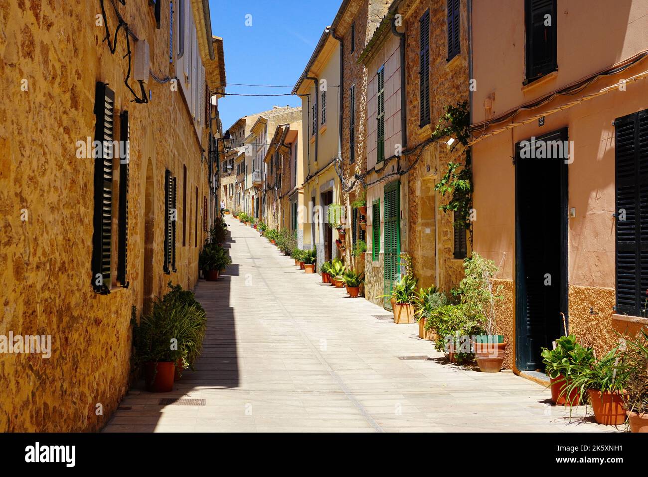 Straße in der Altstadt von Alcúdia, Mallorca in Spanien Stockfoto