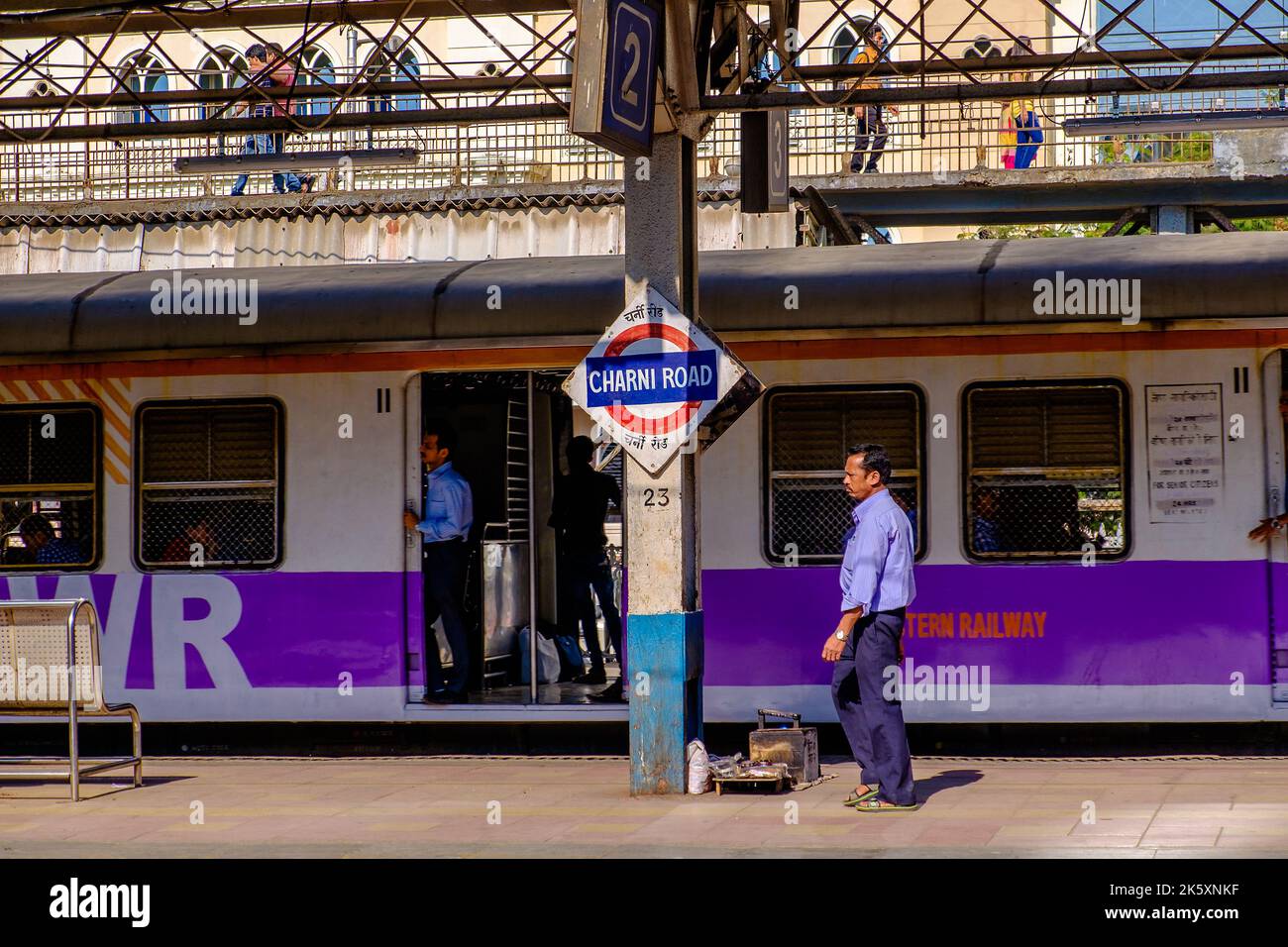 Ein Bahnhof im Nahverkehrsnetz von Mumbai, Indien Stockfoto