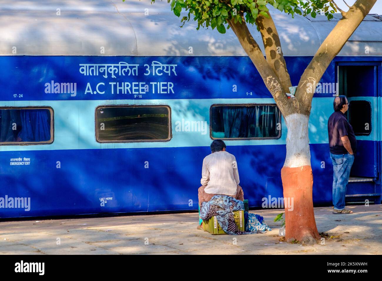 Ein indischer Eisenbahnzug an einem Bahnhof auf der Konkan-Küstenbahnlinie, Indien Stockfoto