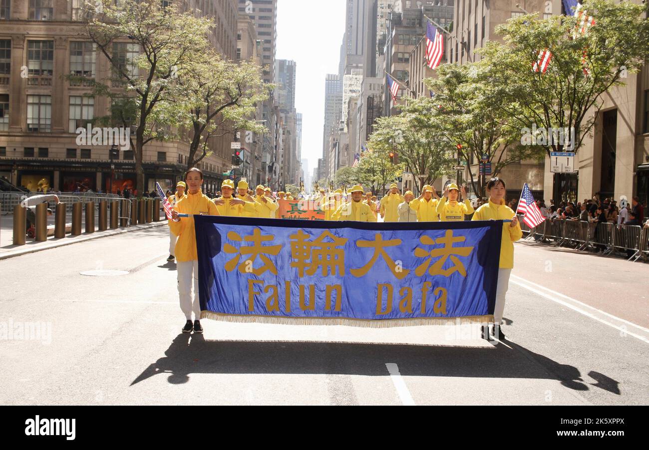 New York, USA. 10. Oktober 2022. (NEU) Columbus Day Parade 2022-NYC. 10. Oktober 2022, New York, USA: Die Columbus Day Parade 2022 beginnt auf der fünften Avenue von der 44. Street durch die 72. Street mit jubelnden und singenden Leuten. ItÃ¢â‚¬â„¢s ist ein Festival des italienischen amerikanischen Kulturerbes, das am zweiten Montag im Oktober unter Beteiligung des Bürgermeisters von New York City, Eric Adams, stattfindet. (Bild: © Niyi Fote/TheNEWS2 via ZUMA Press Wire) Stockfoto