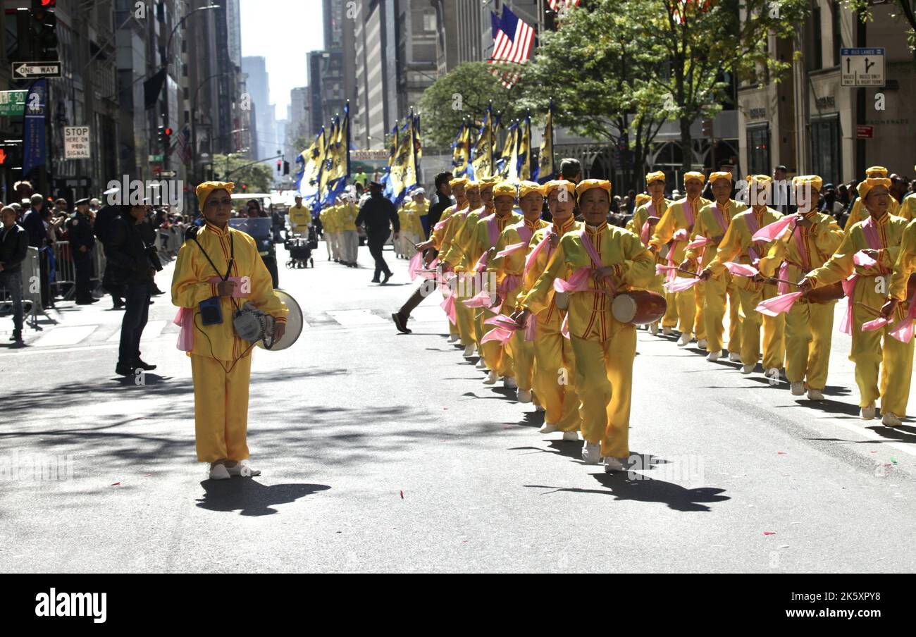 New York, USA. 10. Oktober 2022. (NEU) Columbus Day Parade 2022-NYC. 10. Oktober 2022, New York, USA: Die Columbus Day Parade 2022 beginnt auf der fünften Avenue von der 44. Street durch die 72. Street mit jubelnden und singenden Leuten. ItÃ¢â‚¬â„¢s ist ein Festival des italienischen amerikanischen Kulturerbes, das am zweiten Montag im Oktober unter Beteiligung des Bürgermeisters von New York City, Eric Adams, stattfindet. (Bild: © Niyi Fote/TheNEWS2 via ZUMA Press Wire) Stockfoto