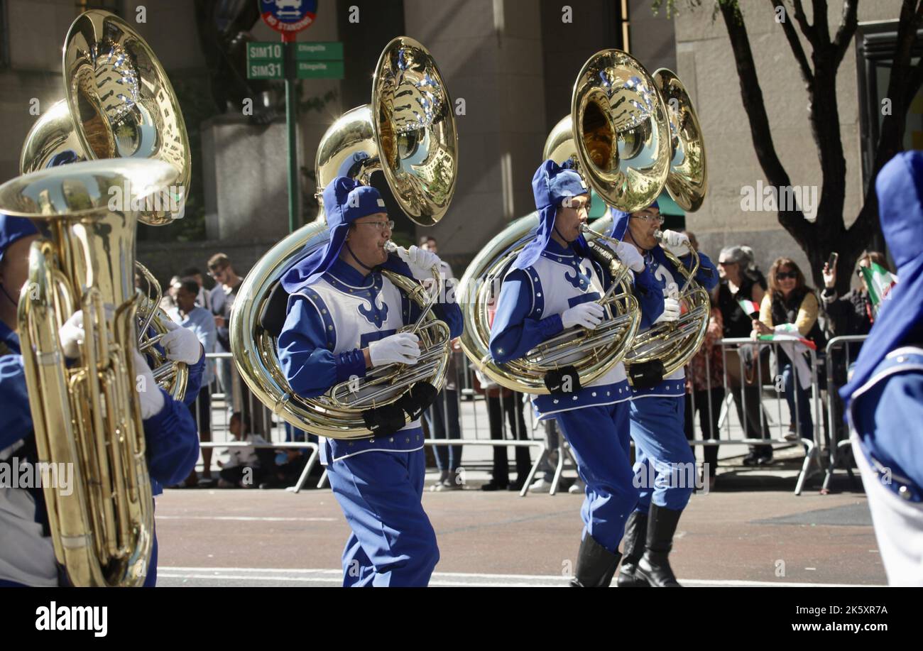 New York, USA. 10. Oktober 2022. (NEU) Columbus Day Parade 2022-NYC. 10. Oktober 2022, New York, USA: Die Columbus Day Parade 2022 beginnt auf der fünften Avenue von der 44. Street durch die 72. Street mit jubelnden und singenden Leuten. ItÃ¢â‚¬â„¢s ist ein Festival des italienischen amerikanischen Kulturerbes, das am zweiten Montag im Oktober unter Beteiligung des Bürgermeisters von New York City, Eric Adams, stattfindet. (Bild: © Niyi Fote/TheNEWS2 via ZUMA Press Wire) Stockfoto